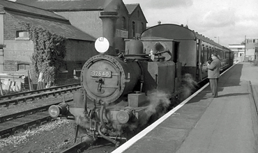 Photo of A1X 0-6-0 tank 32640 at Havant on the first train of the day from Havant to Hayling island. The 10.05 departure on 9th September 1962