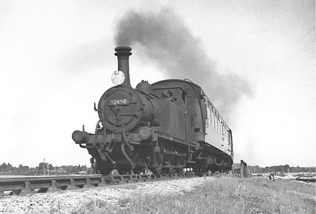 Photo of A1X 0-6-0 tank 32650 on a Havant to Hayling Island train, 9th September 1962