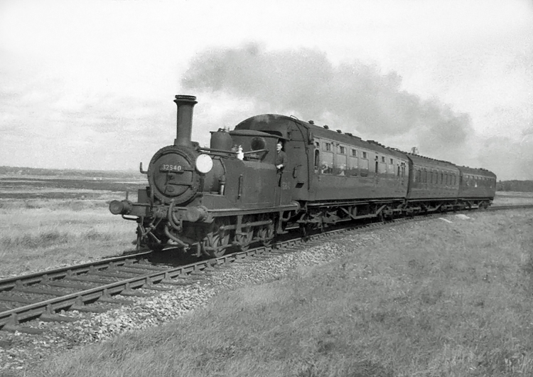 Photo of A1X 0-6-0 tank 32640 on a Havant to Hayling Island train, 9th September 1962