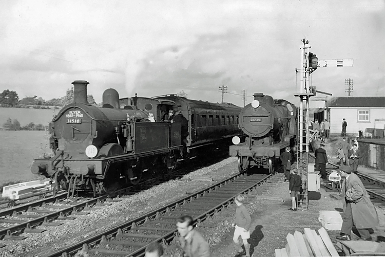 Photo of D1 Class 4-4-0 loco 31739 and H Class 0-4-4 tank at Dunton Green on 28th October 1961, the last day of operation of the branch line from Dunton Green to Westerham