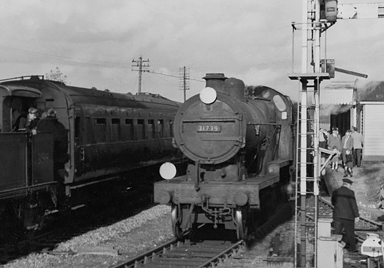 Photo of D1 Class 4-4-0 loco 31739 at Dunton Green on 28th October 1961, the last day of operation of the branch line from Dunton Green to Westerham