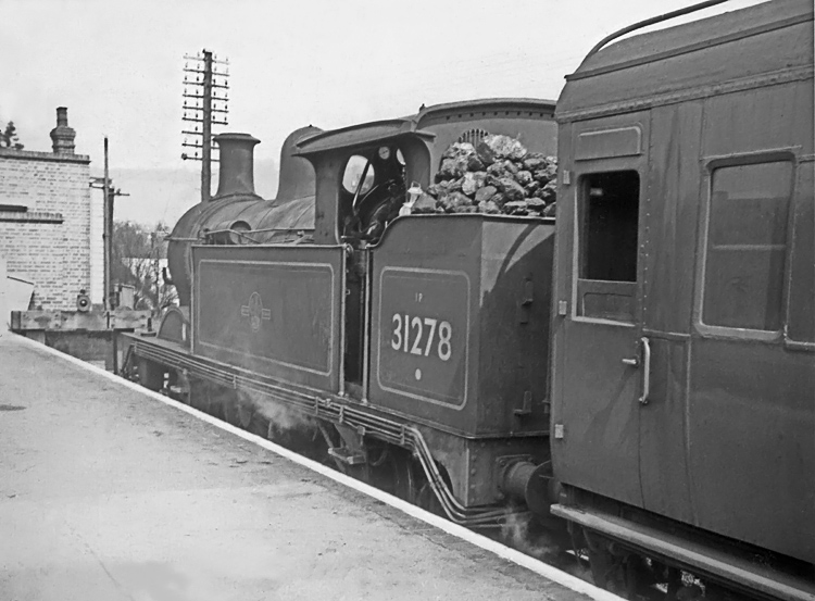 Photo of H class 0-4-4 tank loco number 31278 in the bay platform at Oxted with a push-pull train on 26th April 1962