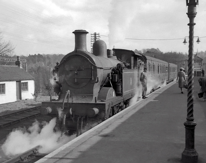Photo of H class 0-4-4 tank loco number 31543 in the bay platform at Oxted, circa April 1962