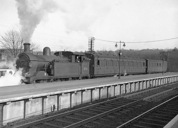 Photo of H class 0-4-4 tank loco number 31533 departs the bay platform at Oxted with a train to Tinbridge Wells West, circa April 1962