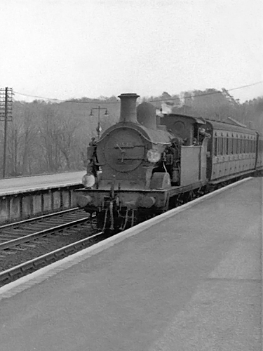Photo of H class 0-4-4 tank loco number 31533 arriving
at Oxted from the South, circa April 1962