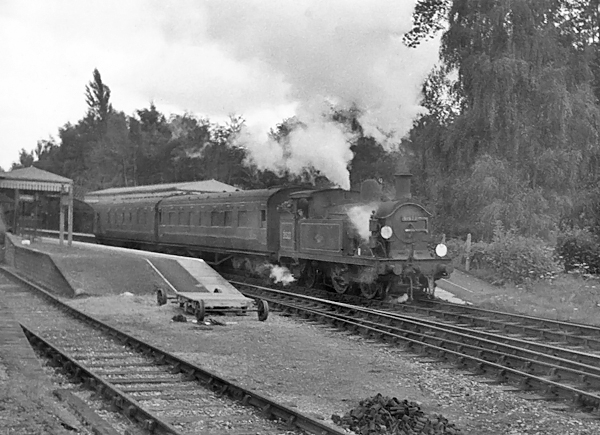 Photo of H class 0-4-4 tank loco number 31522 leaving Cowden with a train to Oxted in 1962