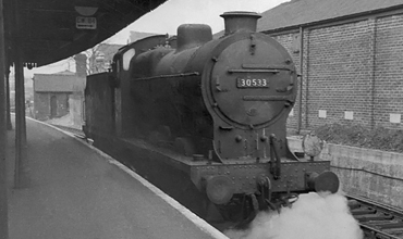 Photo of Q Class 0-6-0 30533 at Clapham Junction in 1962