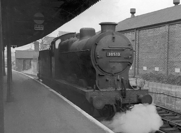 Photo of  Q Class 0-6-0 30533 at Clapham Junction in 1962