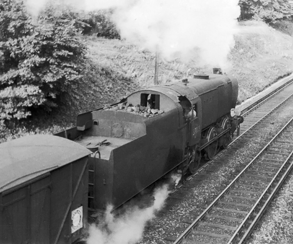 Photo of Q1 Class 0-6-0 33013 climbing out of Redhill towards Guildford on a goods train. Spring 1962