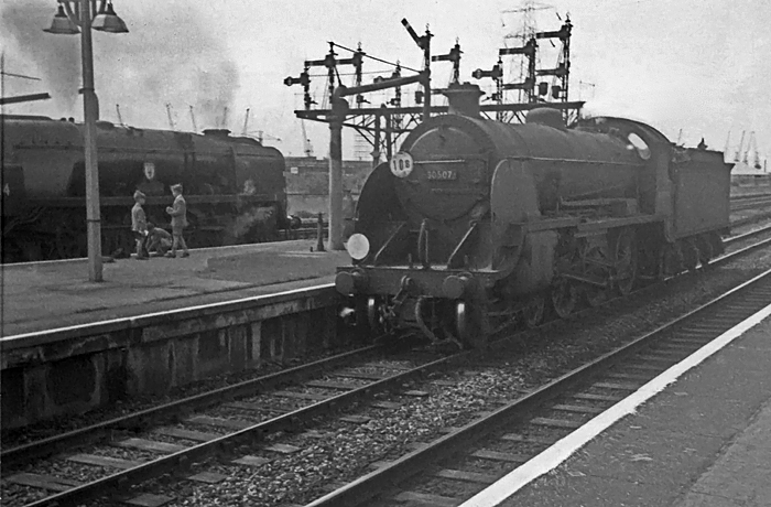 Photo of  Urie S15 Class 4-6-0 number 30507, with West Country Class pacific number 34014 on a down express from London, Waterloo behind, at Southampton in early September 1962