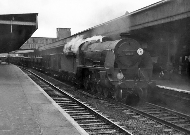 Photo of Maunsell S15 class 4-6-0 number 30828 pulling into Southampton Central with an up ballast train in early September 1962