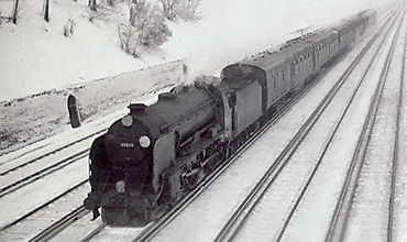 Photo of Schools Class 4-4-0 30926 approaching East Croydon on the 07.35 ex Brighton in winter 1961/1962