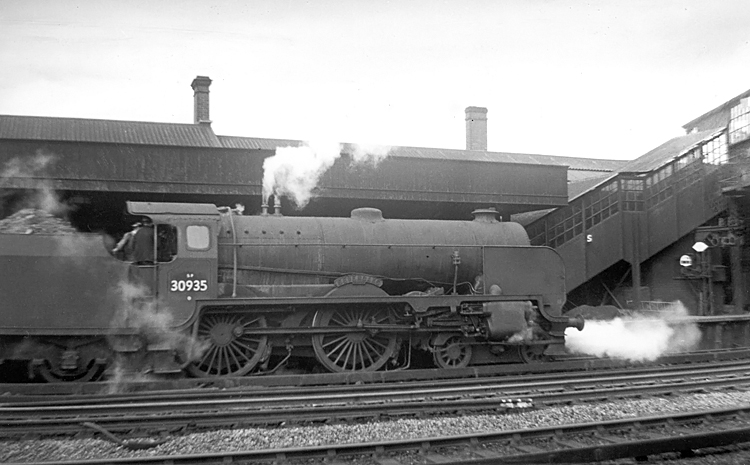 Photo of Schools Class 4-4-0 30935 at Tonbridge, believed to be on 10th June 1961