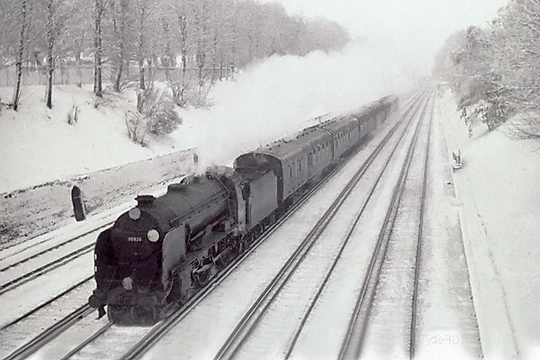 Photo of Schools Class 4-4-0 30926 approaching East Croydon on the 07.35 ex Brighton in winter 1961/1962
