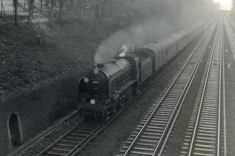 Photo of Schools Class 4-4-0 30923 approaching East Croydon on the 07.35 ex Brighton in December 1961