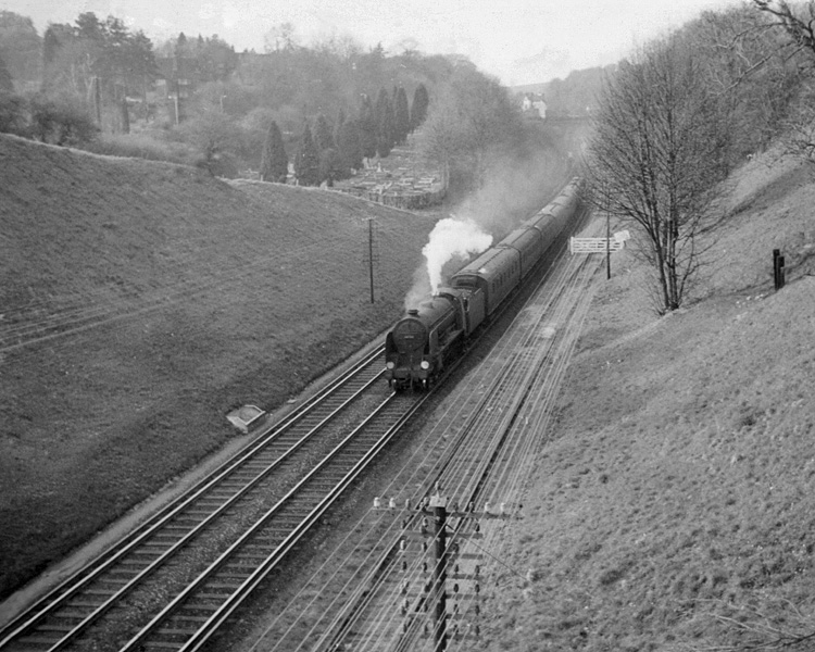 Photo of a Schools Class 4-4-0 30916 approaching Merstham with the 17.25 from London Bridge on 25th April 1962