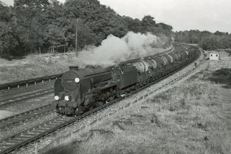 Photo of Schools Class 4-4-0 30934 on the down milk empties between Pirbight Junction and Milepost 31 on 25th August 1962