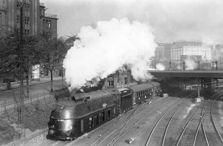 05 002 leaving Hamburg Hbf